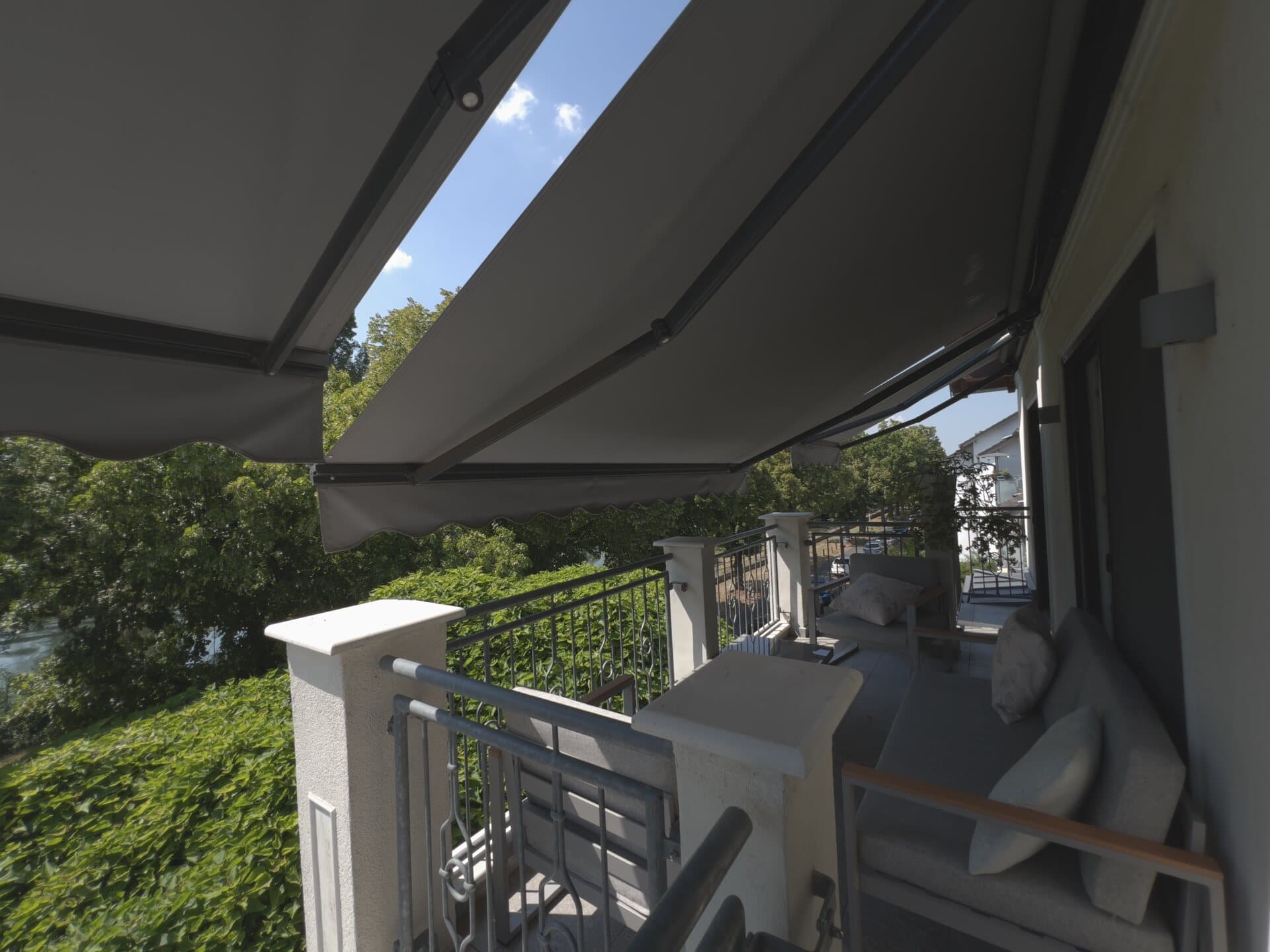 Balkon mit Blick ins Grüne und auf den Main