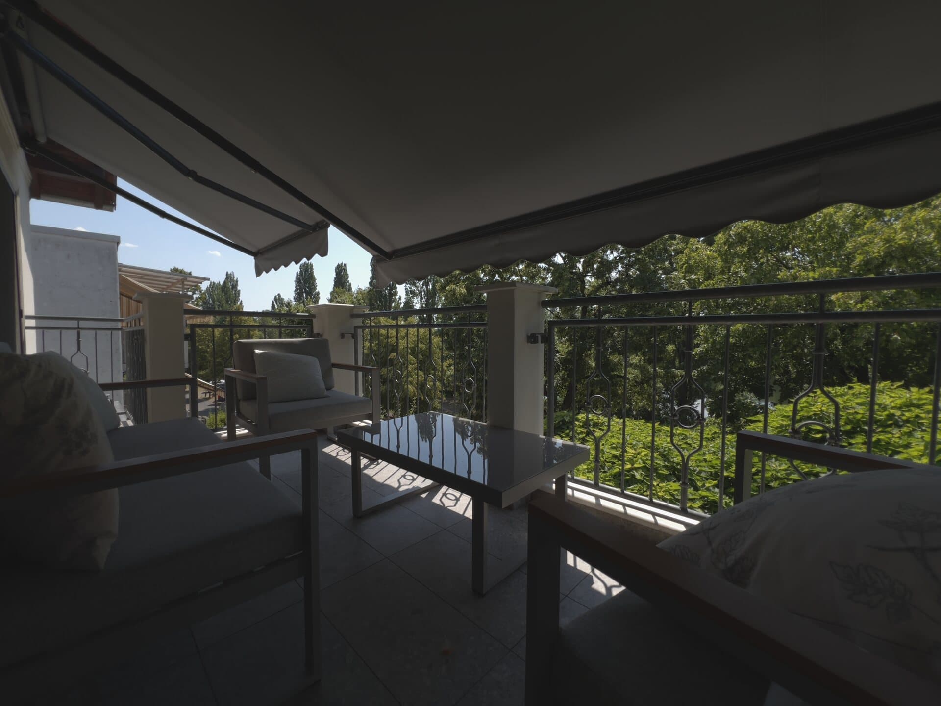 Terrassenplatz unter Pergola im Grünen