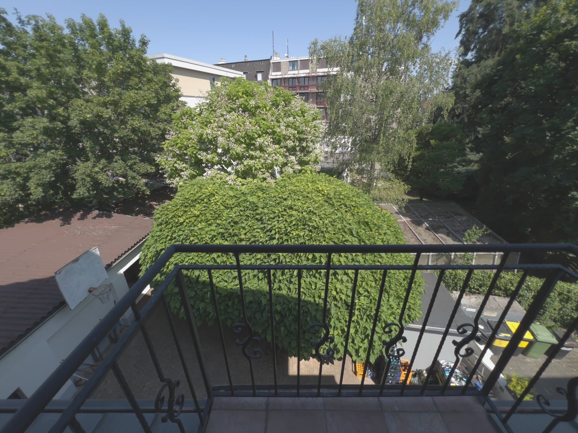 Balkon mit Blick in den Hof