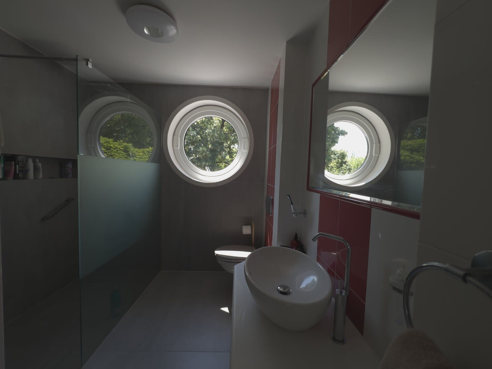 Designflur mit Bullaugen-Fenstern
