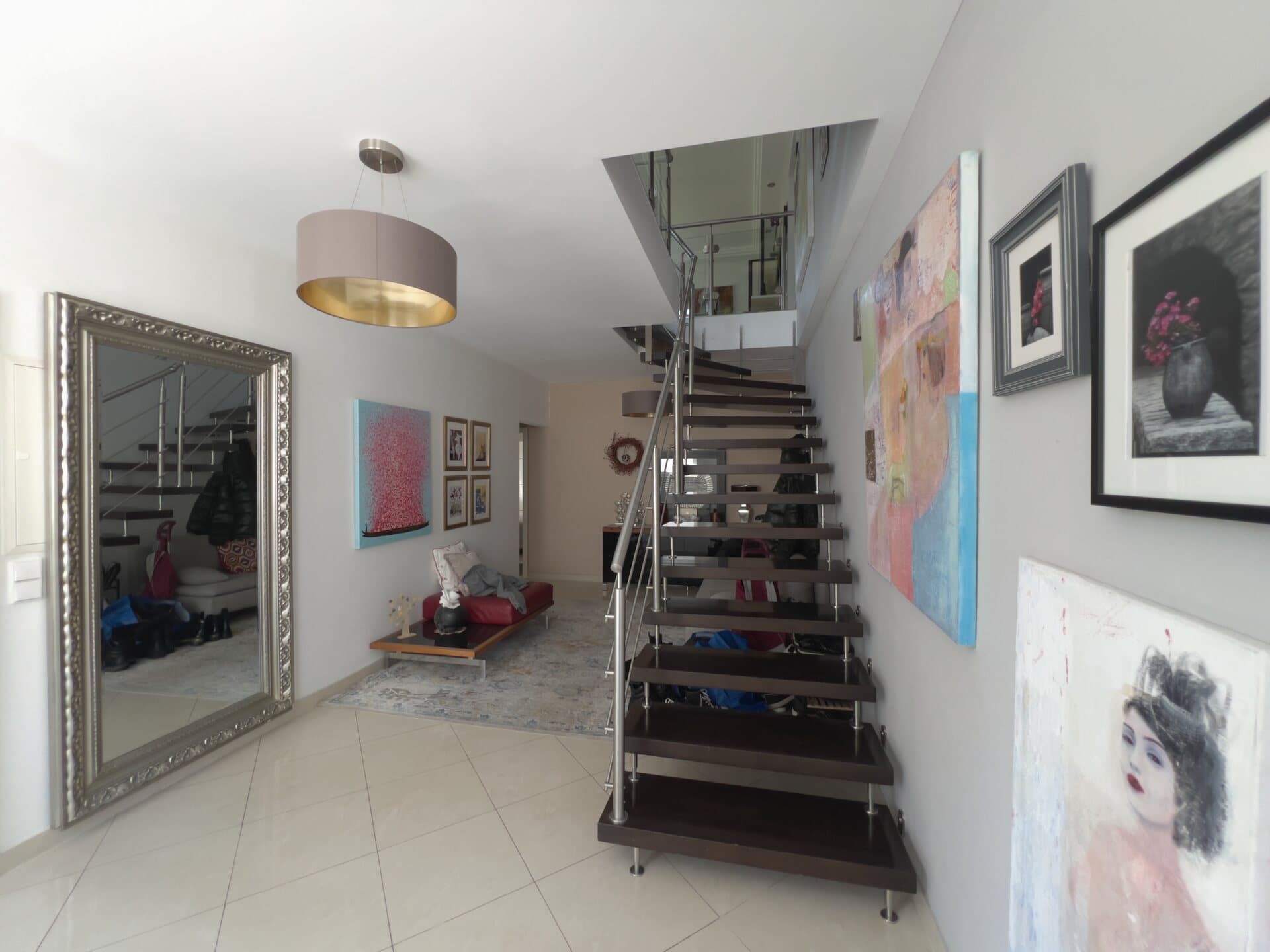 Offener Wohnbereich mit Galerietreppe