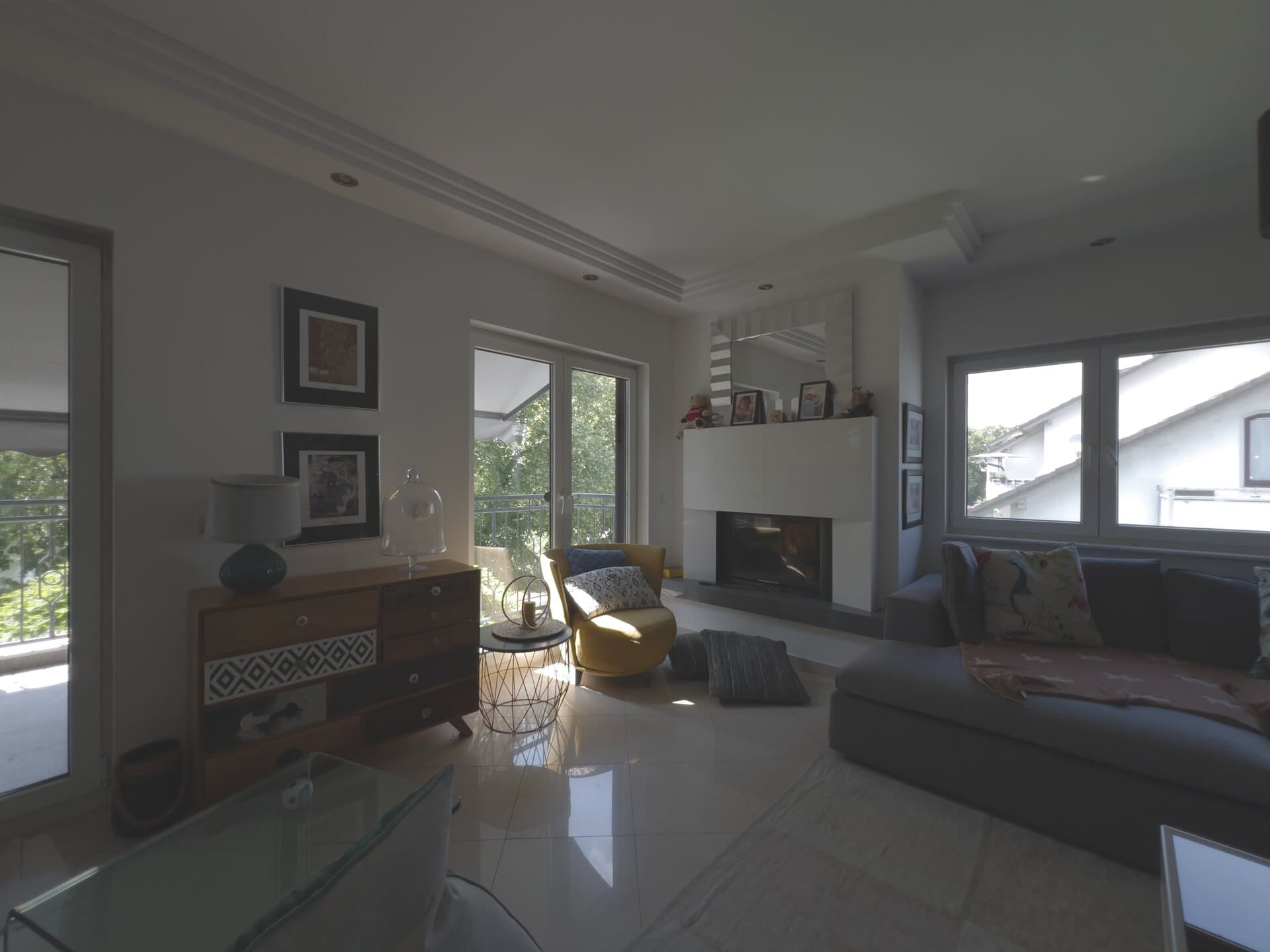 Wohnzimmer mit Kamin und Loungebereich