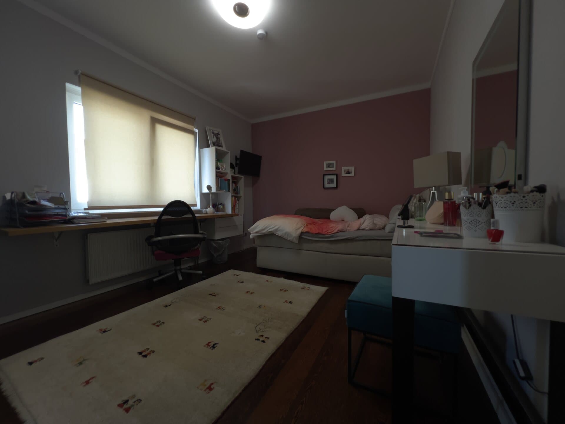 Schlafzimmer mit Schmink- und Arbeitsbereich