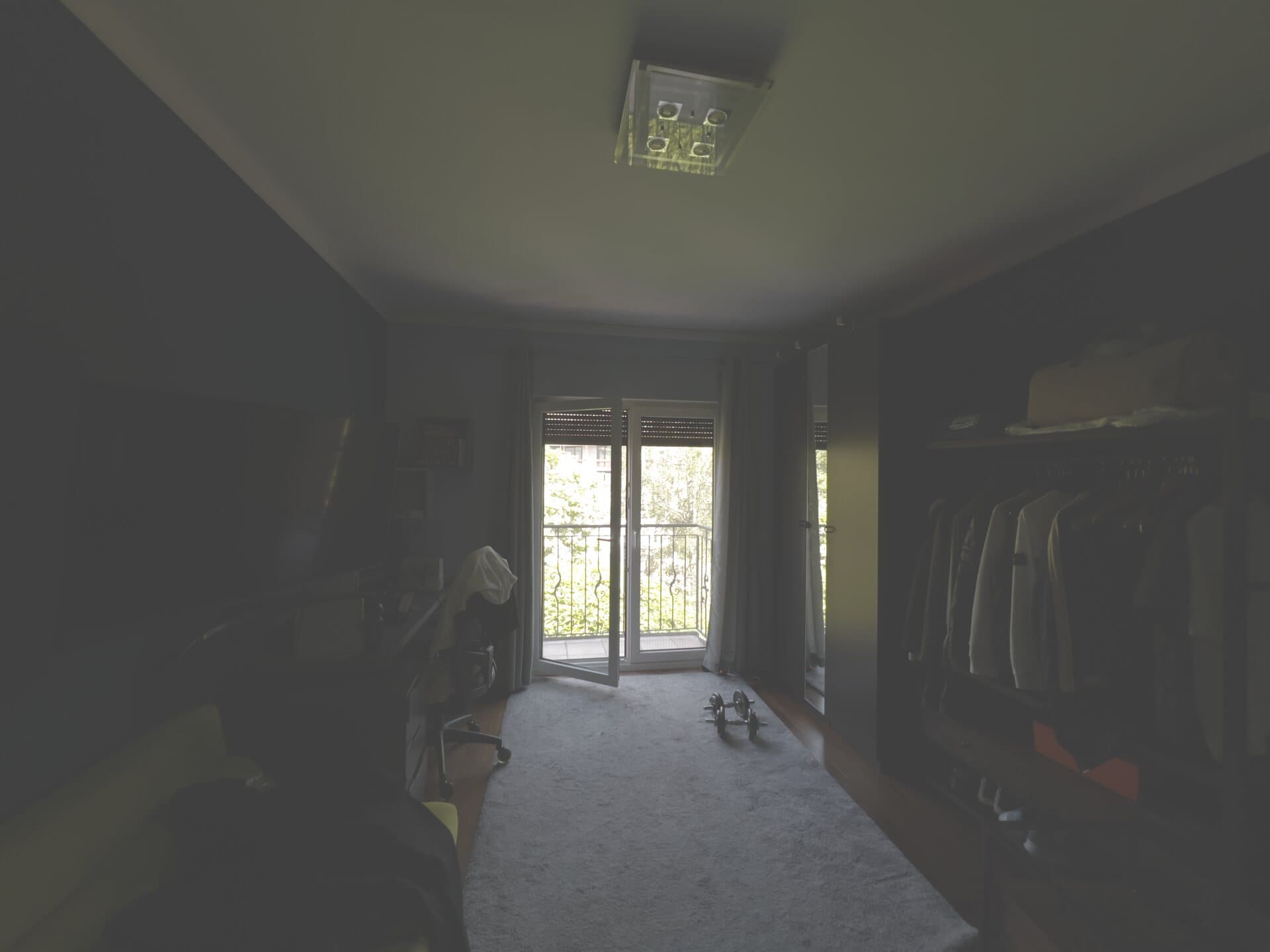 Schlafzimmer mit Ankleide und Balkon